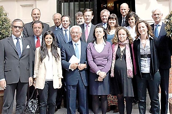 Handelskammarens nya styrelse lät sig fotograferas vid entrén till ambassadresidenset i Madrid, där årsstämman hölls 4 maj.